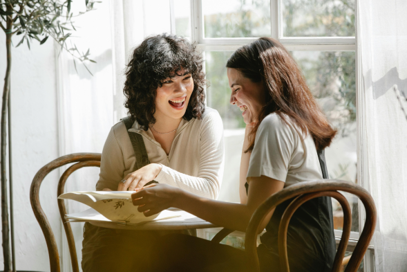 Étudiantes partageant un moment autour d'un livre