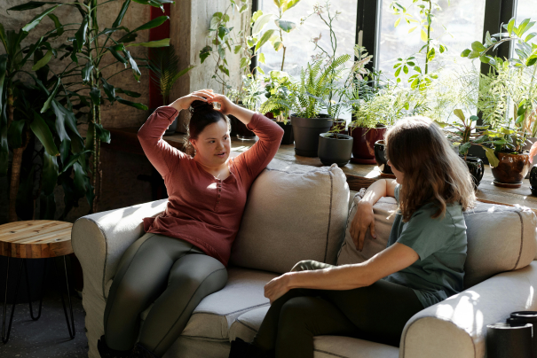 Habitants en atelier jardinage dans un habitat partagé