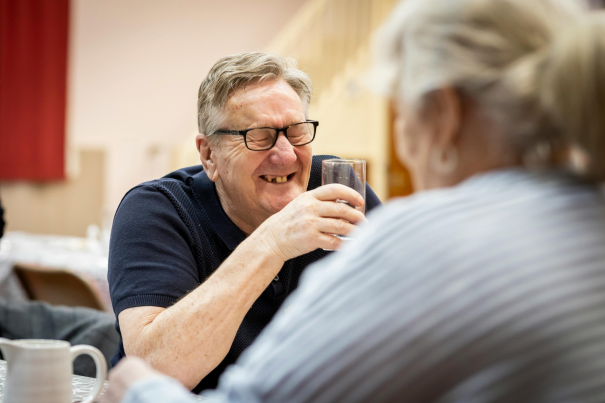 Résidents seniors en discussion dans un salon commun